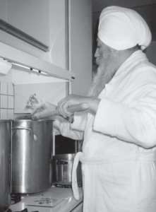 Yogi Bhajan in cucina
